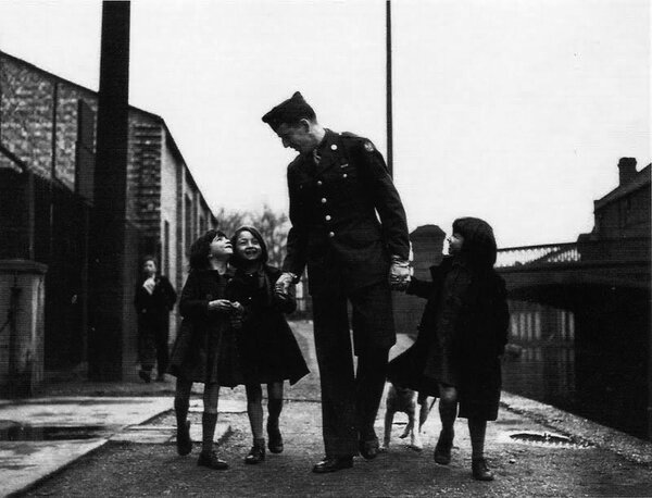 Soldat américain avec des orphelins de guerre adoptés par son unité, Londres, 1943 - Photo Robert Capa