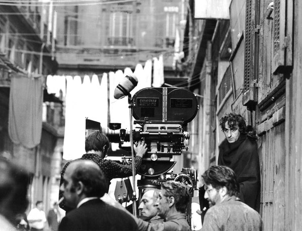 Jean Charvein, à droite derrière la caméra, sur le tournage de "Borsalino", en 1970 - En bas à droite de profil, Jean-Jacques Tarbès et, à gauche en avant-plan, Jacques Deray - Photo Yves Manciet