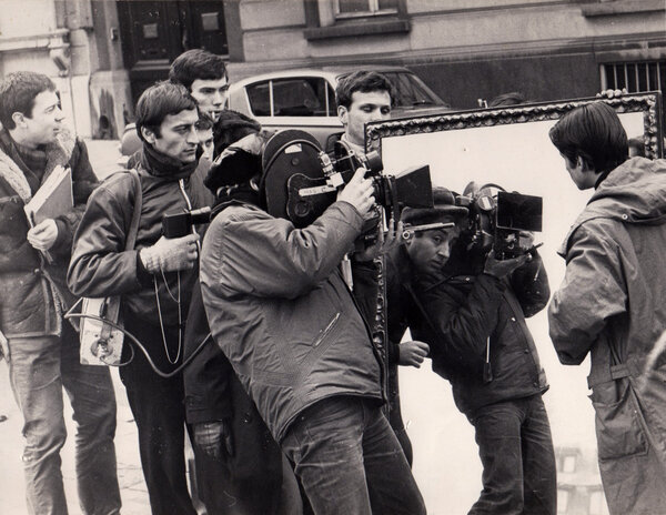 Photo de tournage du "Départ", de Jerzy Skolimowski, en 1967 - De g. à d. : Jacques Assuérus, batterie en bandoulière et spotmètre à la main, Michel Baudour, derrière lui "clop au bec", Jerzy Skolimowski, masqué derrière la caméra, Willy Kurant, en reflet dans la glace, et Jean-Pierre Léaud - Archives Michel Baudour.