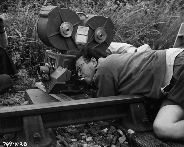 Douglas Slocombe sur le tournage de "Tortillard pour Titfield", de Charles Crichton, en 1953 - DR