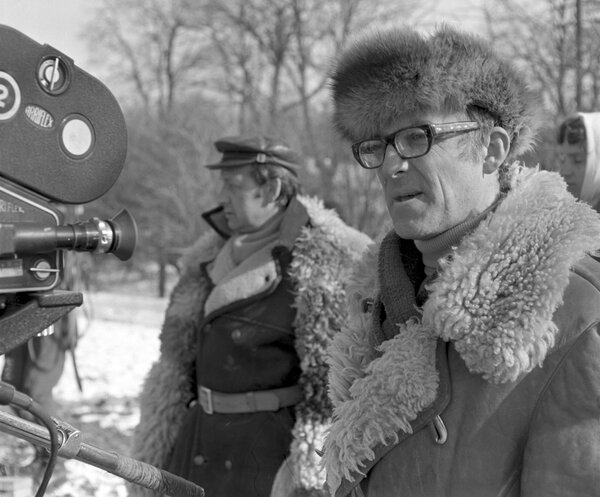 Andrzej Wajda et Witold Sobociński sur le tournage de "Tout est à vendre", en 1968