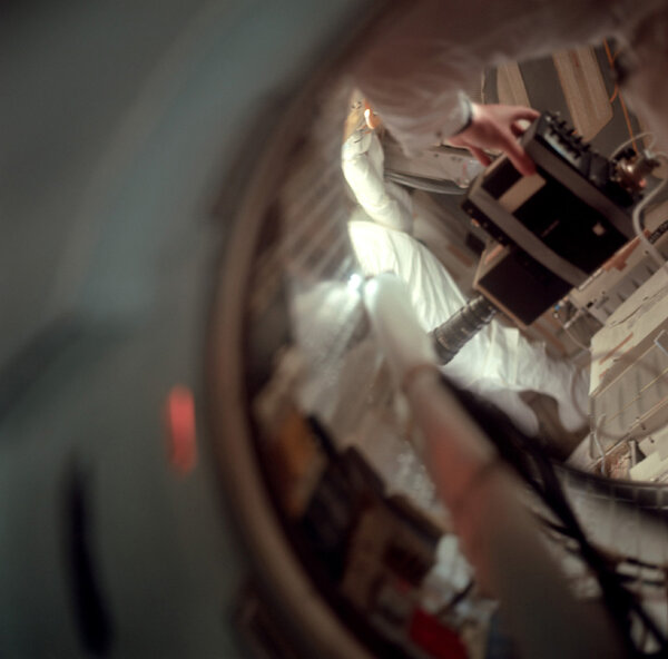 Les optiques Angénieux restent à bord du module de commande d'Apollo 11 - Sur l'image, le zoom 6x25 sur caméra couleur Westinghouse. Neil Amstrong prend des images de Buzz Aldrin - Photo NASA