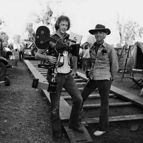 Garrett Brown et Haskell Wexler sur le tournage d'un film publicitaire, en 1974 - DR