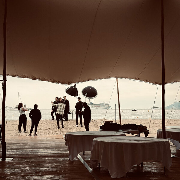 Photo session on the beach - 11h57 | Picture Agnès Godard, AFC - "The unchanging ritual..."
