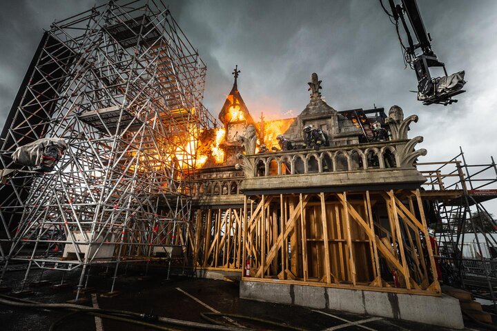 Entretiens à propos de la préparation et du tournage de "Notre-Dame brûle", de Jean-Jacques Annaud Rallumer le feu
