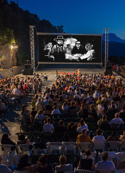 Projection en plein air à Lama (Corse) - Sur l'écran, montage d'une image du <i>Procès de Nelson Mandela et les autres</i> - Photo Novellart-2b