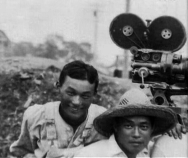 Kazuo Miyagawa, à gauche, assistant opérateur en 1929, et, en arrière–plan, une caméra Bell & Howell
