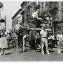 Daniel L. Fapp, debout sur l'escabeau à gauche, Robert Wise et Jerome Robbins, de chaque côté d'une caméra Mitchell FC 65 mm, sur le (…) 