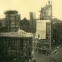 Construction, aux May-Atelier de Weißensee, des décors du "Cabinet des figures de cire" de Paul Leni, photographié par Helmar Lerski (...) 