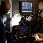 Bruno Delbonnel réfléchissant la lumière avec un Dépron derrière une Arri Alexa - DR 