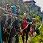 Irina Lubtchansky, au 1er plan, et tournant un plan sur la Via Ferrata 