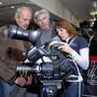 Les réalisateurs Michel Sibra et Dominique Baron, en compagnie d'Anna Doublet, découvrent la caméra Sony HDCam EX - © Nelly Flores - AFC 