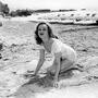 Jeanne Moreau sur la plage de la Croisette, à Cannes en 1958 