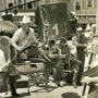 Cecil B. DeMille, derrière la caméra, sur la plate-forme d'une grue pendant le tournage d'"Une aventure de Buffalo Bill", (…) 