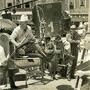 Cecil B. DeMille, derrière la caméra, sur la plate-forme d'une grue pendant le tournage d'"Une aventure de Buffalo Bill", (...) 