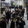 Conversations familières sur fond de véhicules et outils de générations diverses - Photo Tristan Happel pour l'AFC 