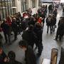 Le public du matin papote à l'accueil avant d'entrer - Photo AFC Nelly Florès 
