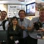 Benjamin, Trevor et Andrew Steele entourent Valérie Merhaik sur le stand Emit - Satis 2010 - Photo Jean-Noël Ferragut 