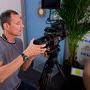 Jacques Bouley installant un objectif fixe Zeiss Supreme 18 mm - Photo Jean-Noël Ferragut 