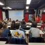 Gilles Porte avec des élèves de l'option cinéma du Lycée Bel Air à Tarare - Photo Éric Loscos 
