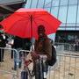 Rouge parapluie et son "petit" vendeur - Photo JN Ferragut - AFC 