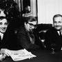 Charles Aznavour, Claude Chabrol et Michel Serrault sur le tournade des "Fantômes du chapelier", en 1982 - Photo Vincent Rossell 