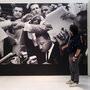 Gille Porte devant des tirages photographiques - Photo Vincent Jeannot 