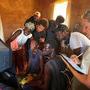 Equipe devant le moniteur - Au centre, Khady Mane et Mamadou Diallo ; à gauche, Ramata-Toulaye Sy ; à son côté, Amine Berrada ; avec le casque, (…) 