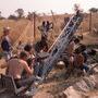 Shooting from a crane with two cameras in Zimbabwe - De g. à d. : Olivia Bruynoghe, Patrick Grandperret, assis de dos sur la grue, Martin (...) 