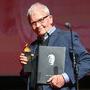 Jost Vacano, "Lifetime Achievement Award" et Album noir en mains - Photo Pawel Skraba / Camerimage 