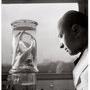 Professeur Paul Budker au Laboratoire des sciences d'outremer contemplant les bébés requins, 1943 - Photo Robert Doisneau 