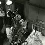 Caméra sur dolly plongeant sur Constance Bennett pendant le tournage d'"Achetée !" d'Archie Mayo, photographié par Ray June (...) 