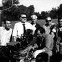 Jean-Paul Schwartz, aux manivelles, Robert Fraisse, 2e à gauche, et une partie de l'équipe sur le tournage des "Grandes vacances", en (...) 