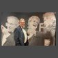 Angelo Cosimano dans un couloir du Palais des Festivals