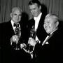 James Stewart, au centre, entre Leon Shamroy et James Wong Howe, à droite, Oscars en mains, en 1964 - L'Oscar de Leon Shamroy lui revient (…) 