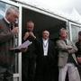 Pierre-William Glenn lit un message d'Angelo Cosimano, absent de Cannes - Photo JN Ferragut - AFC 
