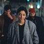 Golshifteh Farahani et, en arrière-plan, Louis Garrel et Vincent Macaigne dans "Les Deux amis" - Photogramme 