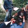 Philippe Porte, debout, Smaïm et Carlo Varini, allongés au sol, et Bruno Durand sur le tournage des "Deux papas et la maman", de (…) 