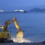 Pelleteuse en bord de mer - Photo M Agius 
