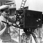 Marcel Pagnol et une caméra Debrie Super Parvo sur le tournage de "Marius" - Collection Cinémathèque française 