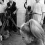 Jean Rabier, derrière la caméra, sur le tournage des "Parapluies de Cherbourg", de Jacques Demy, en 1964 - DR 