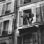 François Truffaut et Claude Beausoleil, 1962, rue Nollet à Paris, "Antoine et Colette", de François Truffaut - Photo Raymond Cauchetier 