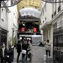 La cour d'entrée de La fémis vue de la rue Francœur - Sous le toit jaune, un matelas Cloud de 6x6 m d'Airstar © Nelly Flores - AFC 
