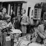 Pause anniversaire sur le tournage de "Geneviève" - A droite, Christopher Challis 