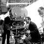Stanley Kubrick, à l'œilleton d'une caméra Panavision 65 mm, et Geoffrey Unsworth, en amorce à droite, sur le tournage de "2001, (…) 
