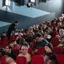 Micro tendu, parmi le public nombreux, pour une autre question - Photo Katarzyna Średnicka 