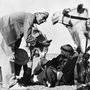 Freddie Young, cellule en main, sur le tournage de "Lawrence d'Arabie", en 1962 
