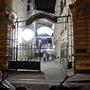 Il fait déjà nuit rue Francœur et le Micro Salon va bientôt fermer ses portes - © Nelly Flores - AFC 