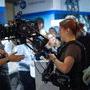Opératrice testant l'Arri Trinity sur le stand Arri - Photo Katarzyna Średnicka 