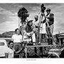 James Wong Howe, assis au centre, et Alex Phillips, à droite, sur le tournage des "Compagnons de la gloire", d'Arnold Laven, en 1965 (...) 